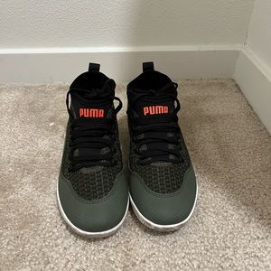 Gently used Puma boys size 4 shoes.